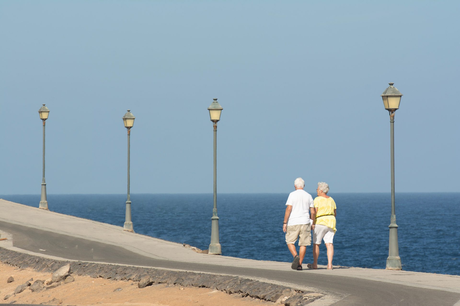 Pensionati passeggiano sul lungomare in Tunisia